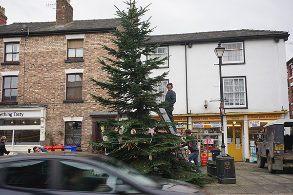 Setting up Town Christmas Tree